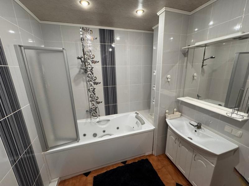 Продаётся 4-комнатная двухуровневая квартира, пр. Панфилова, 19