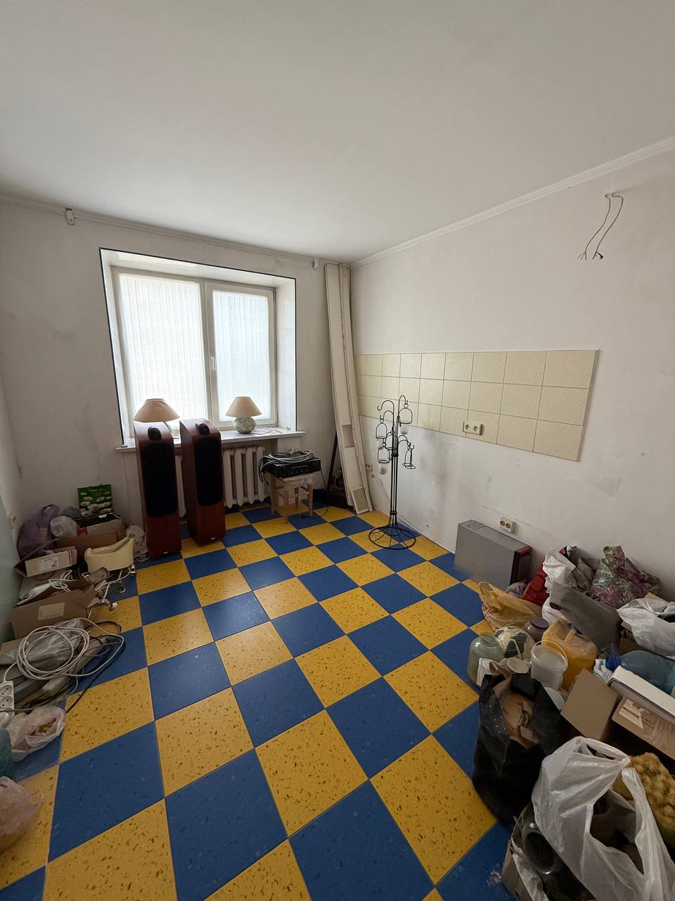 Продаётся 2-комнатная крупногабаритная квартира в центре