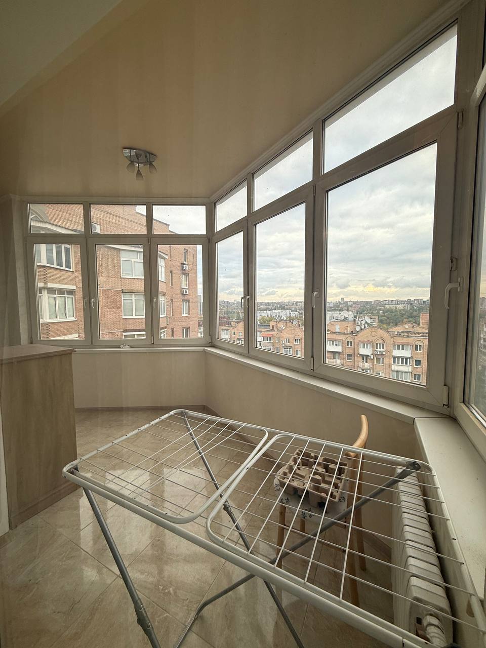 Продается просторная 4-комнатная квартира + гараж в центре