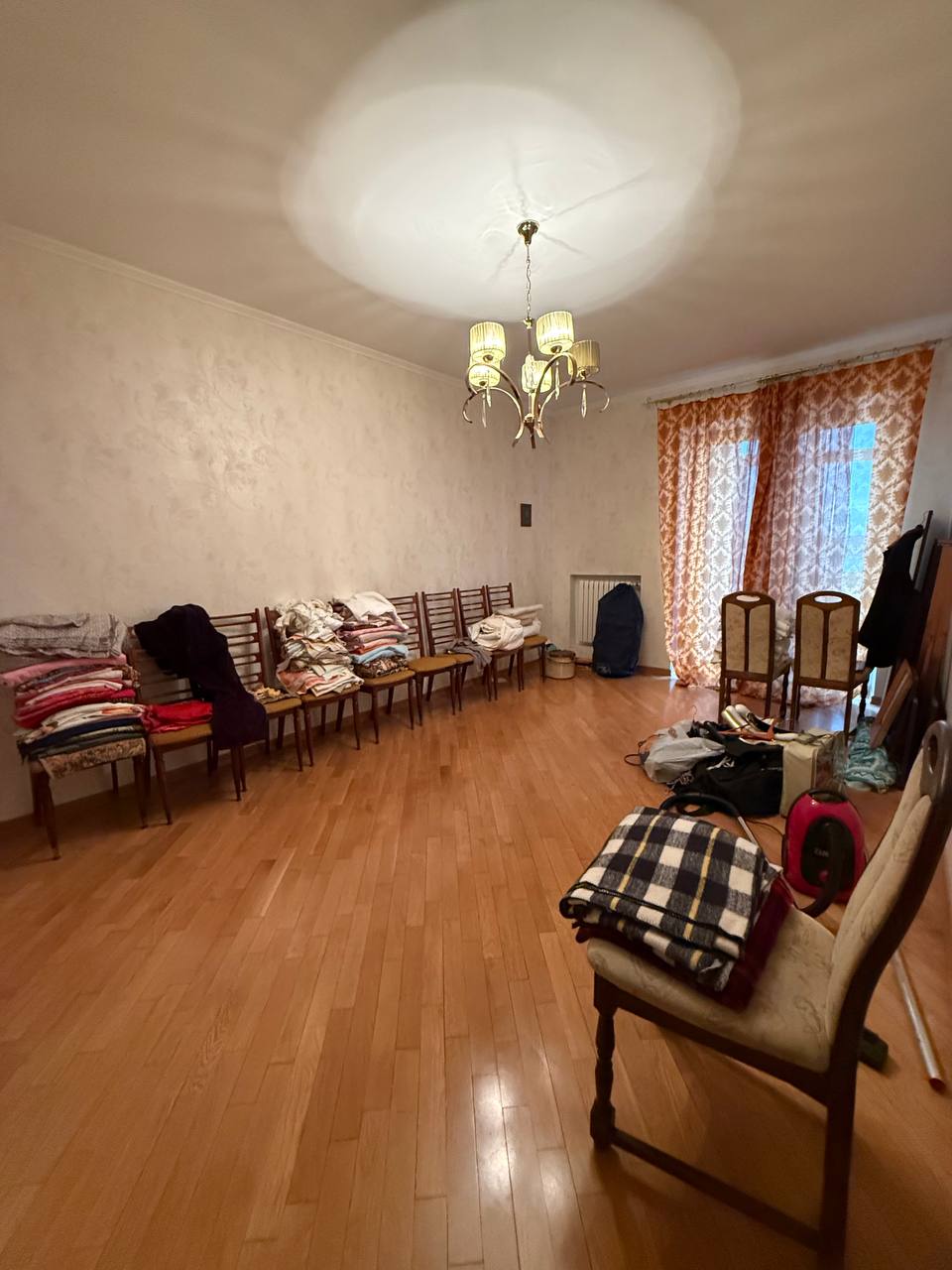 Продается просторная 4-комнатная квартира + гараж в центре