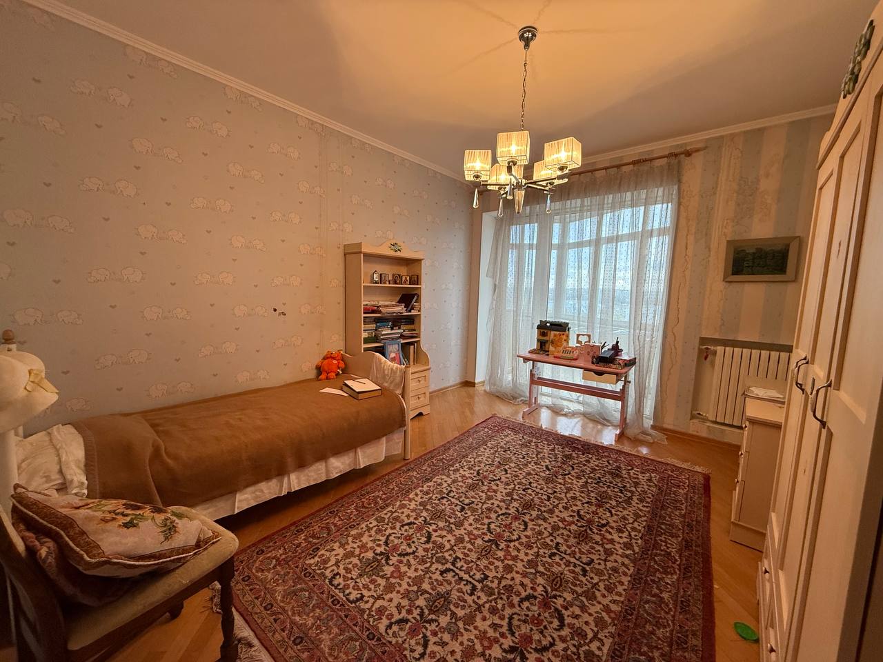 Продается просторная 4-комнатная квартира + гараж в центре