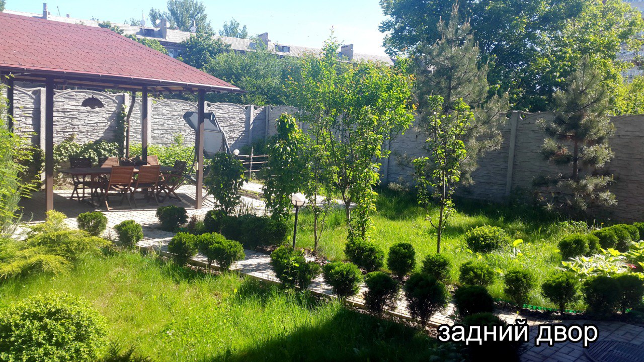 Шикарный трехэтажный дом в центре города 