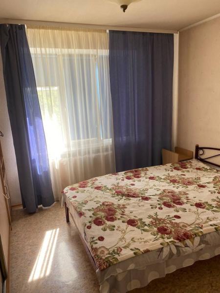 Трехкомнатная квартира на улице Розы Люксембург (район Панфилова)