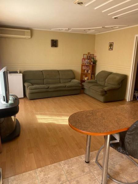 Трехкомнатная квартира на улице Розы Люксембург (район Панфилова)